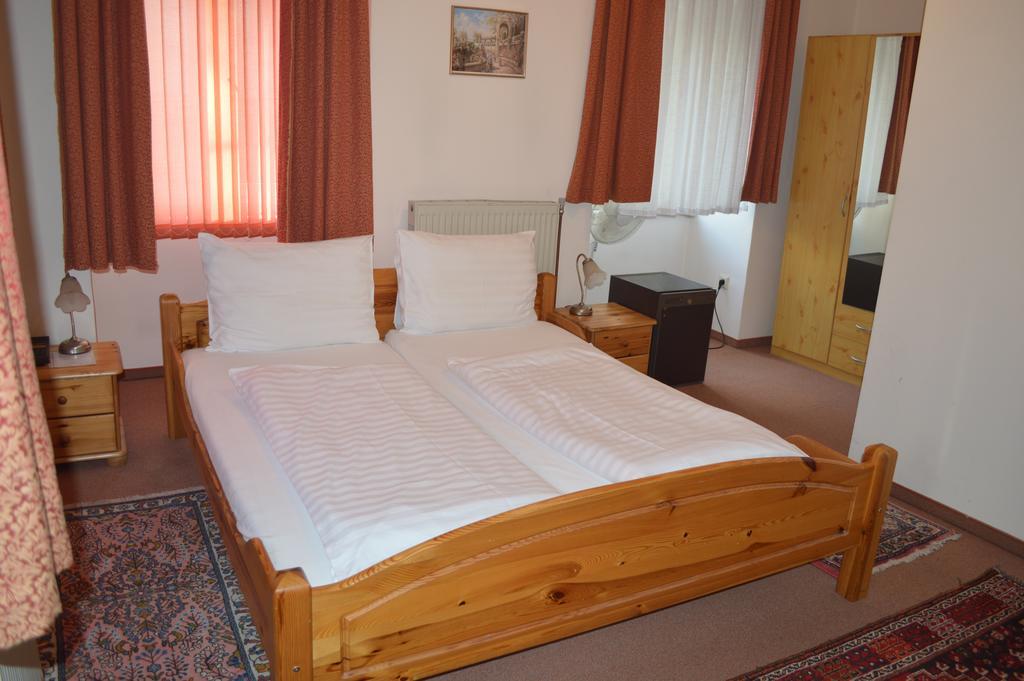 Bed and Breakfast Pension Walzerstadt Вена Номер фото