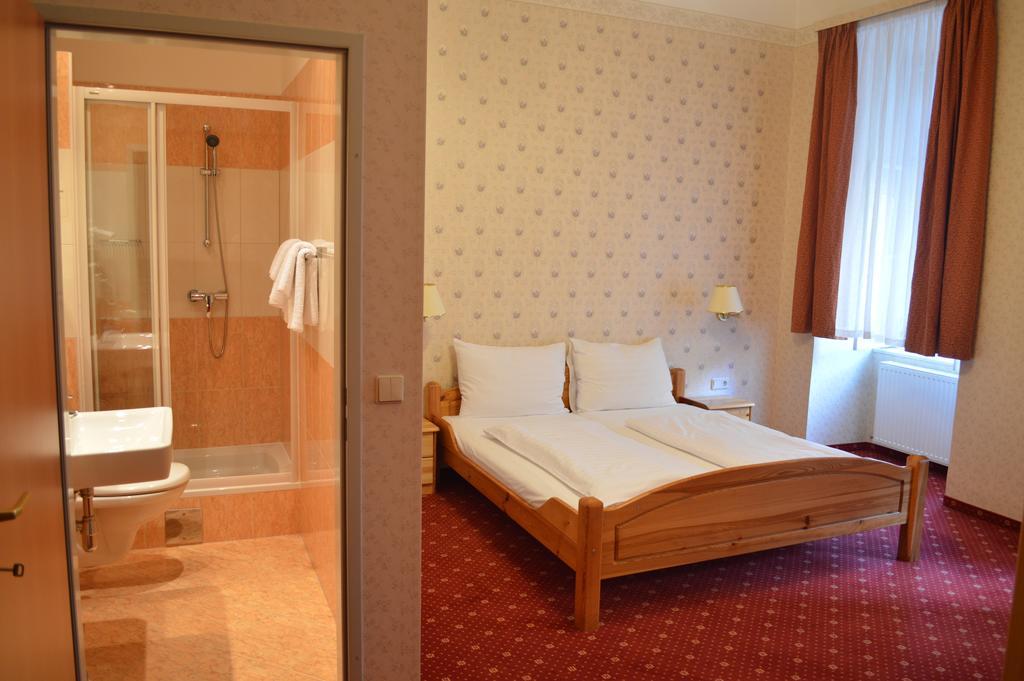 Bed and Breakfast Pension Walzerstadt Вена Номер фото