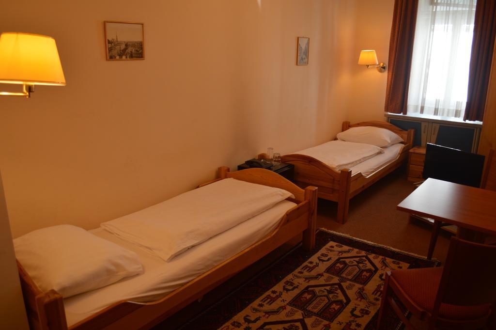 Bed and Breakfast Pension Walzerstadt Вена Номер фото